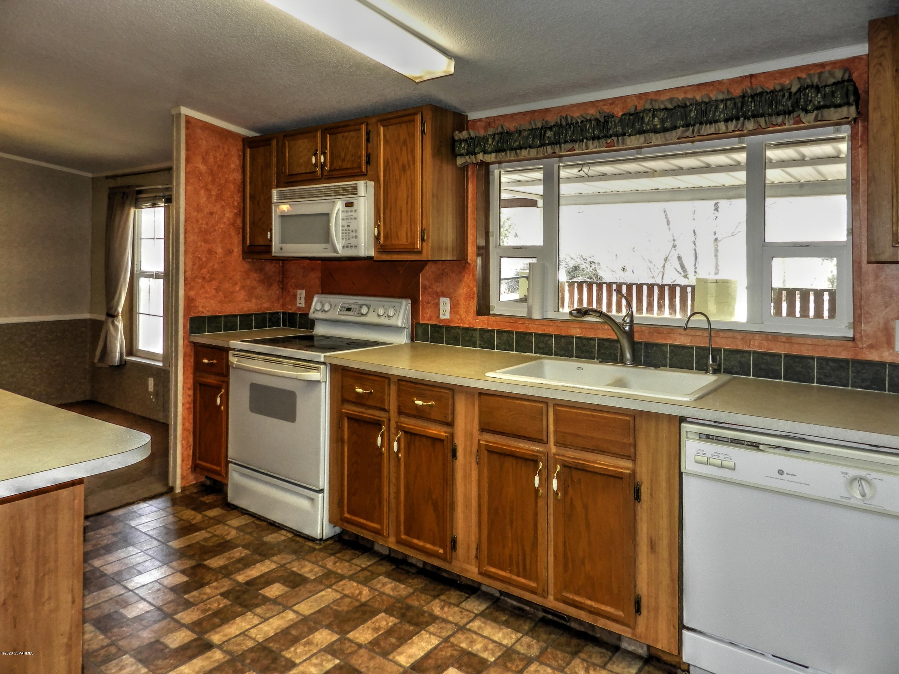 5913 North Bordeaux Road Rimrock, AZ 86335 - Photo 13 of 33 Kitchen