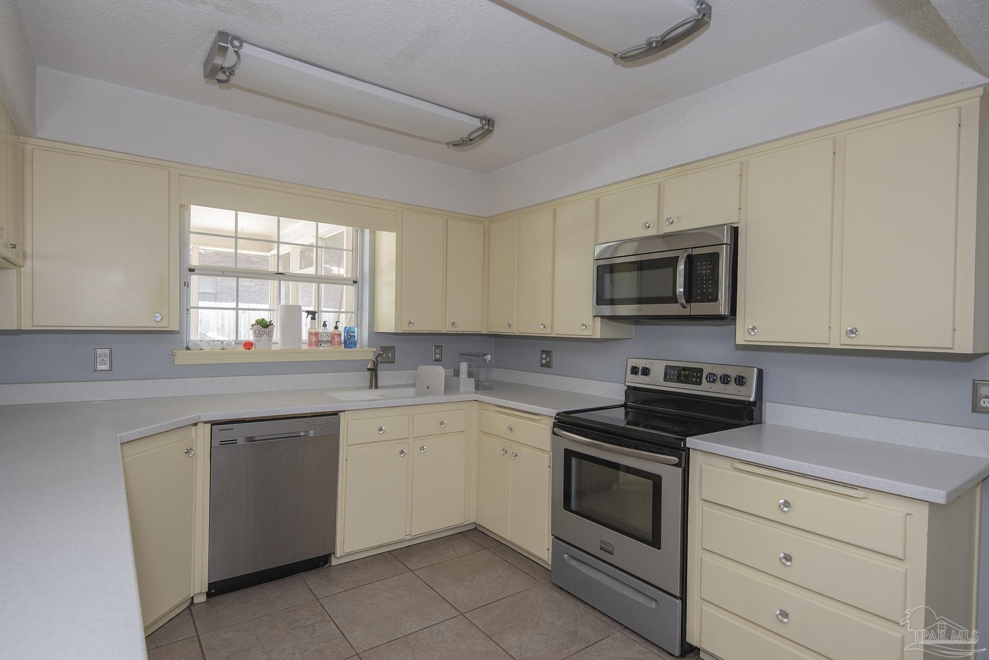 9155 Woodrun Road Pensacola, FL 32514 - Photo 12 of 48 Gallery Image 12