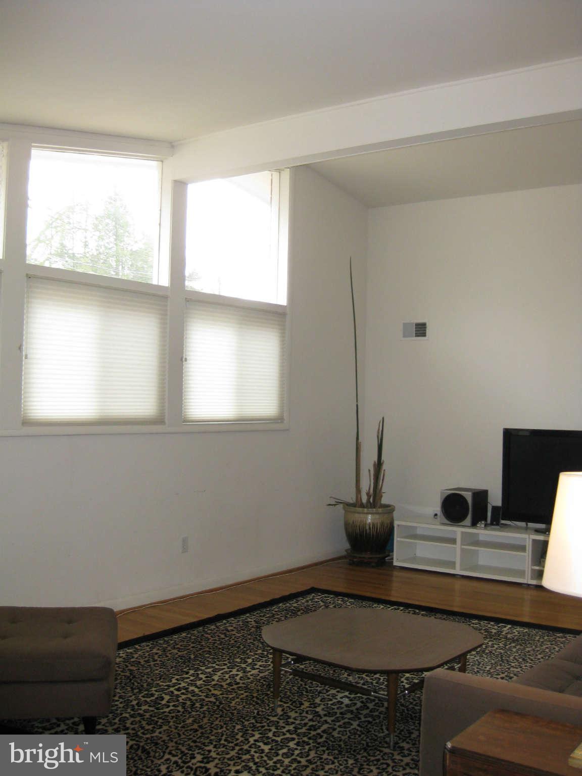 811 North Belgrade Road Silver Spring, MD 20902 - Photo 11 of 30 Living Room