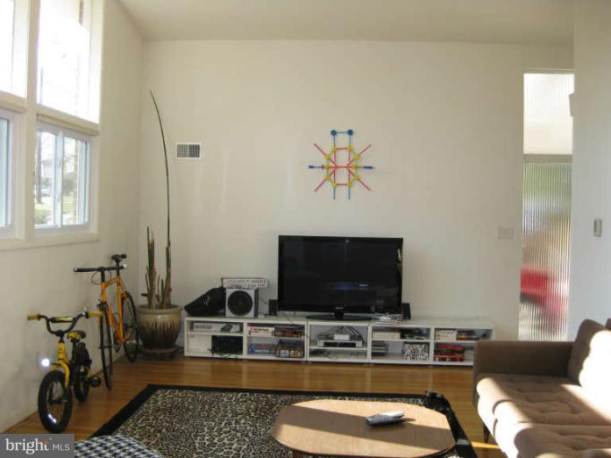 811 North Belgrade Road Silver Spring, MD 20902 - Photo 12 of 30 Living Room