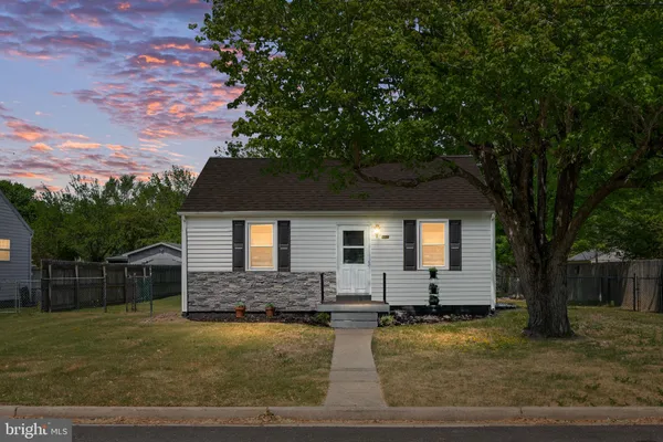 $294,900 | 305 Locust Avenue, Colonial Beach, VA 22443