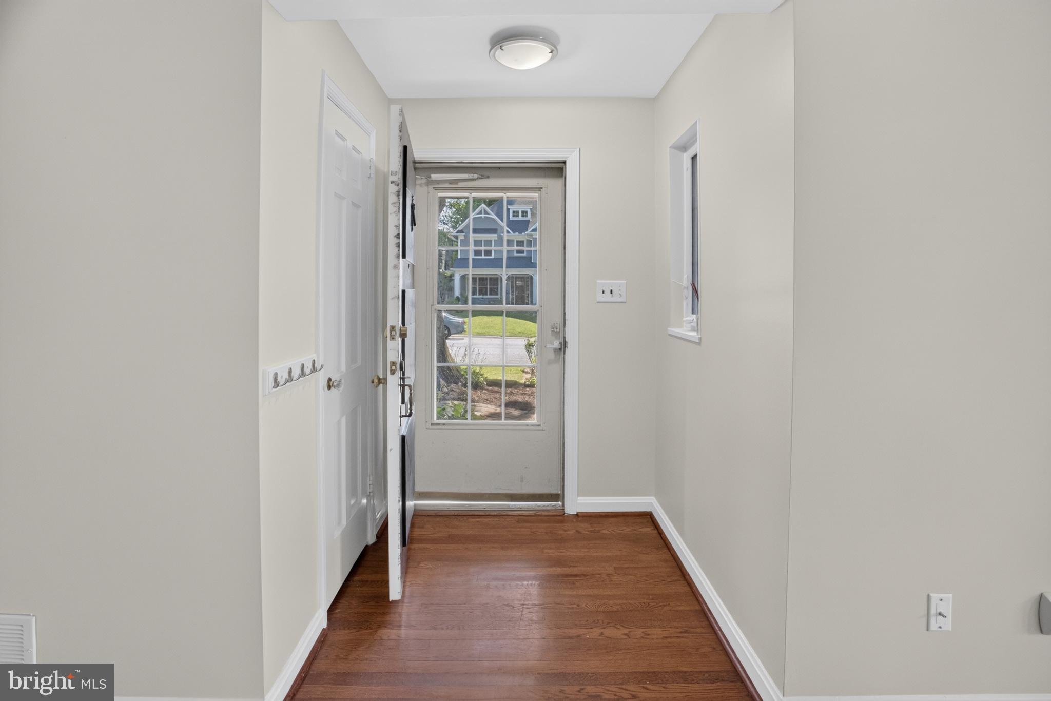 7803 Marbury Road Bethesda, MD 20817 - Photo 5 of 26 Foyer entry