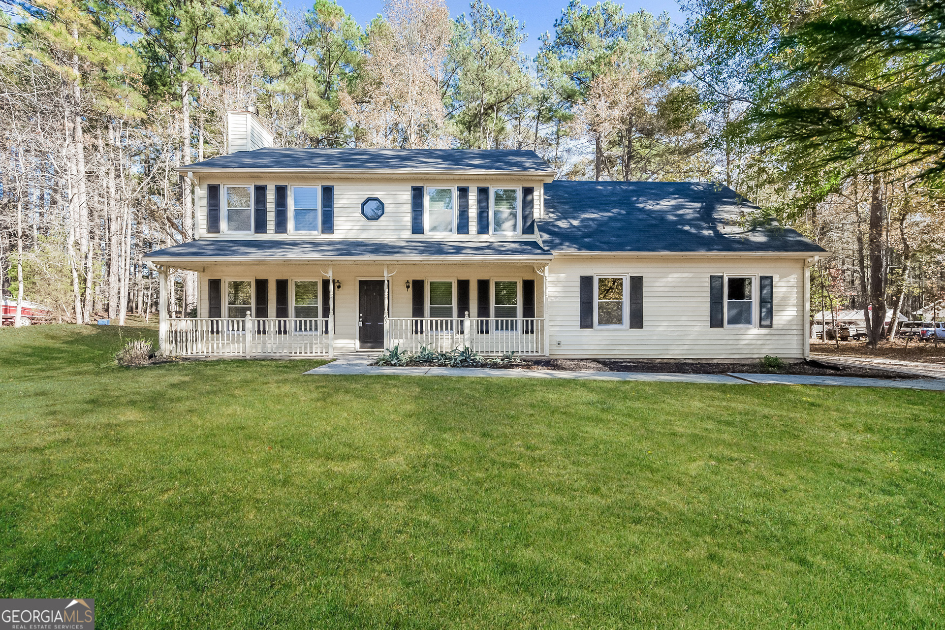 a view of a house with a backyard