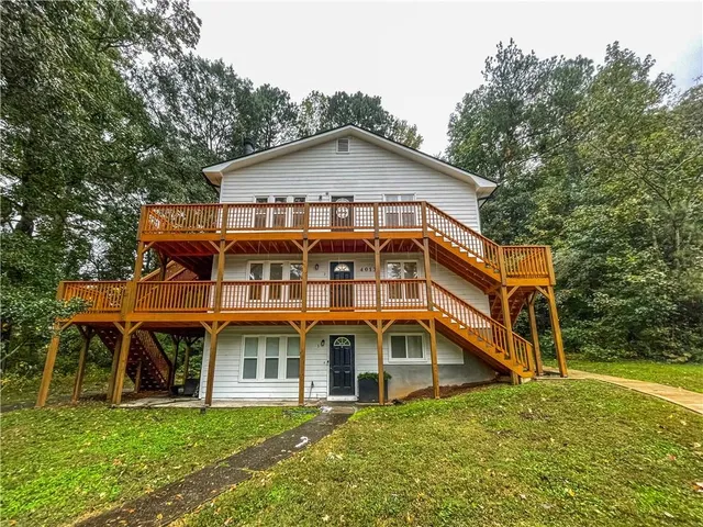 a view of a house with a yard