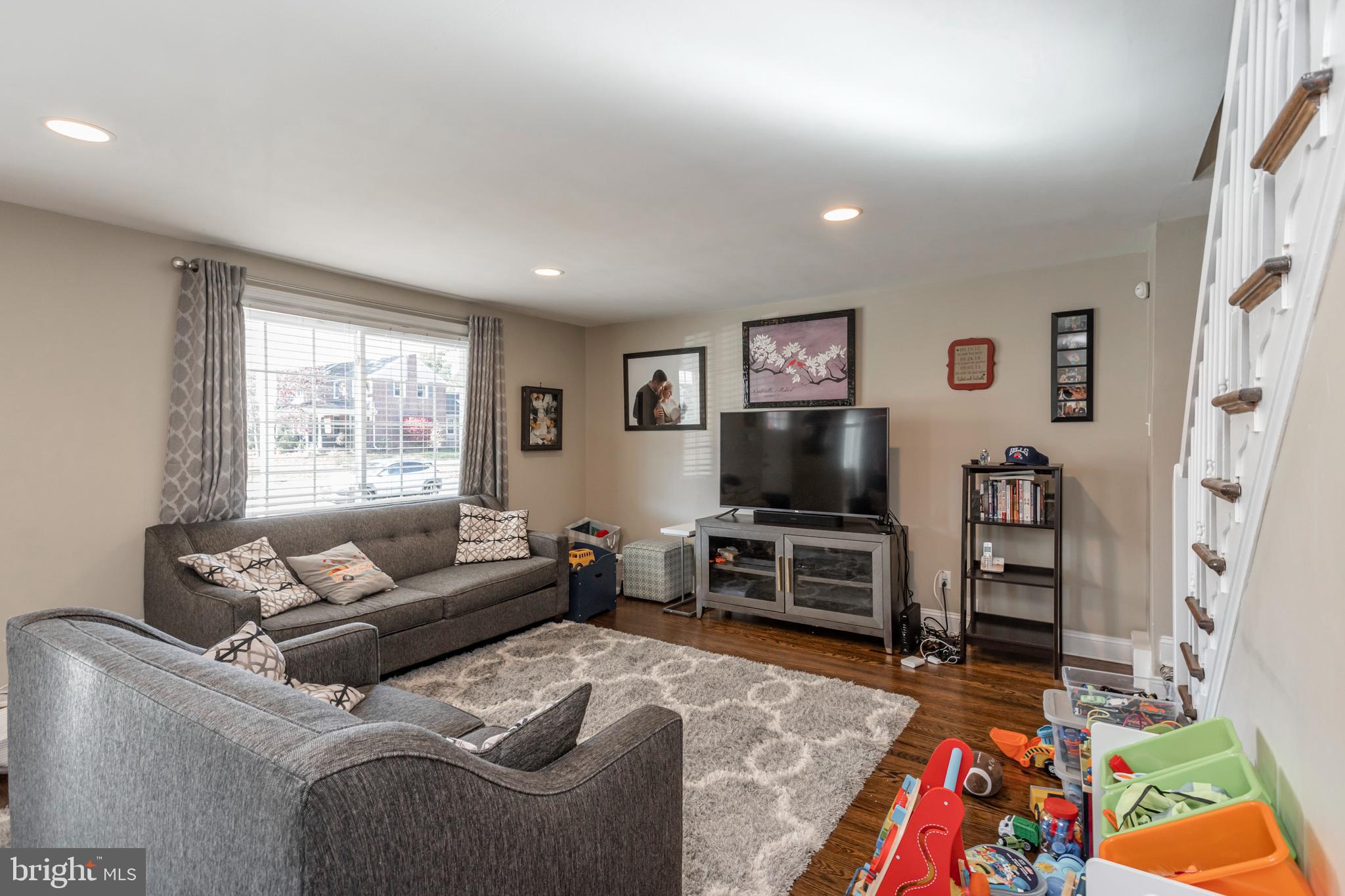 211 Pembroke Road Havertown, PA 19083 - Photo 7 of 37 Living Room