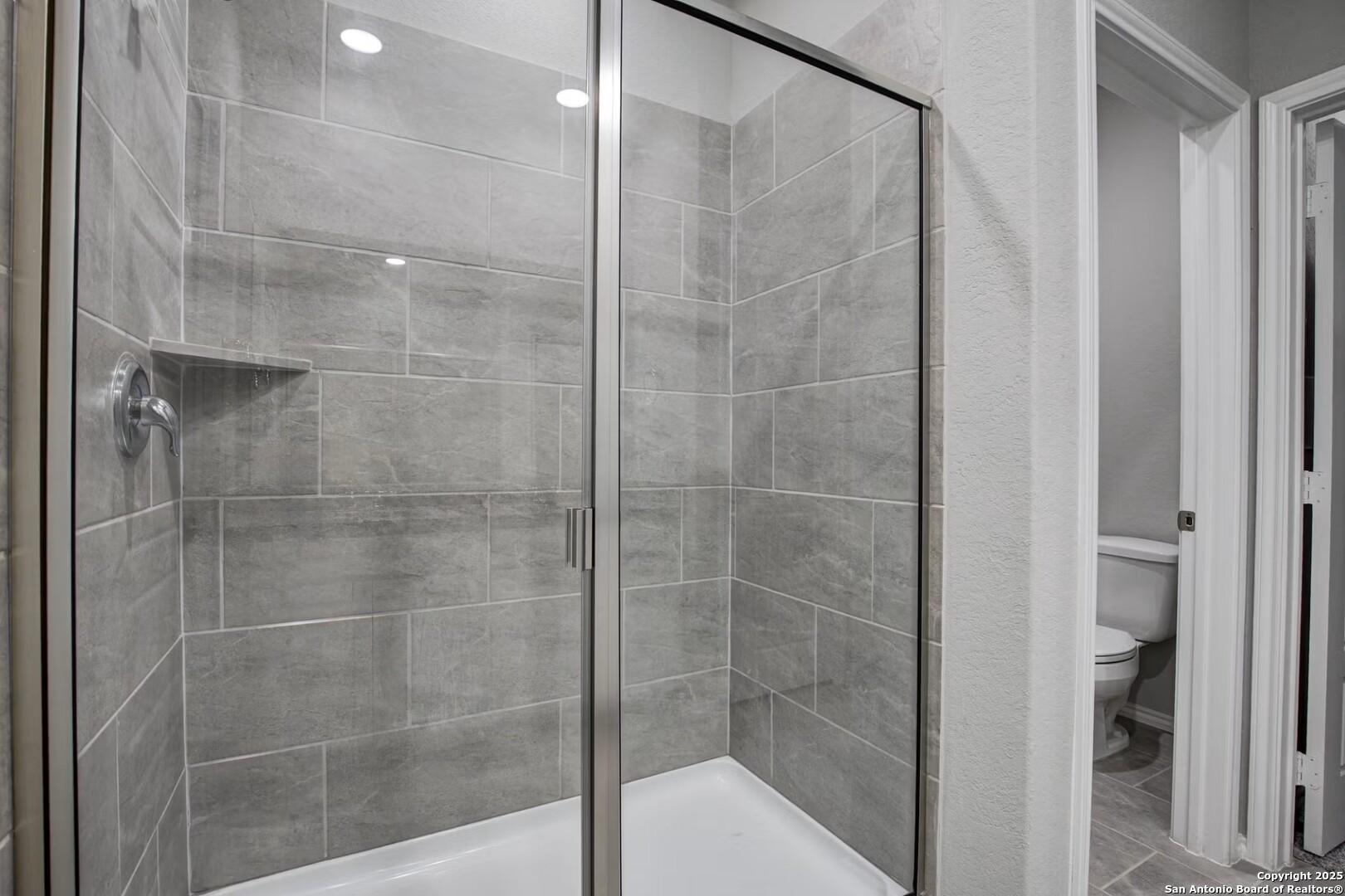 3453 Meteor Night Converse, TX 78109 - Photo 17 of 22 a bathroom with a shower