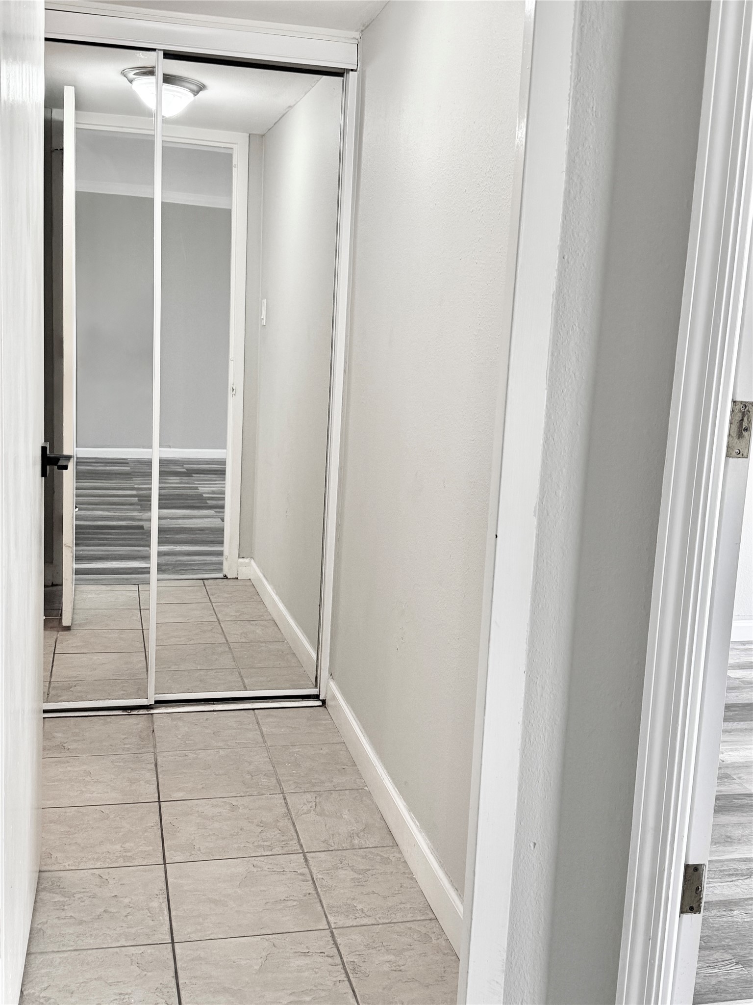 2016 Main Street, Unit 2204 Houston, TX 77002 - Photo 5 of 24 Hallway to bathroom