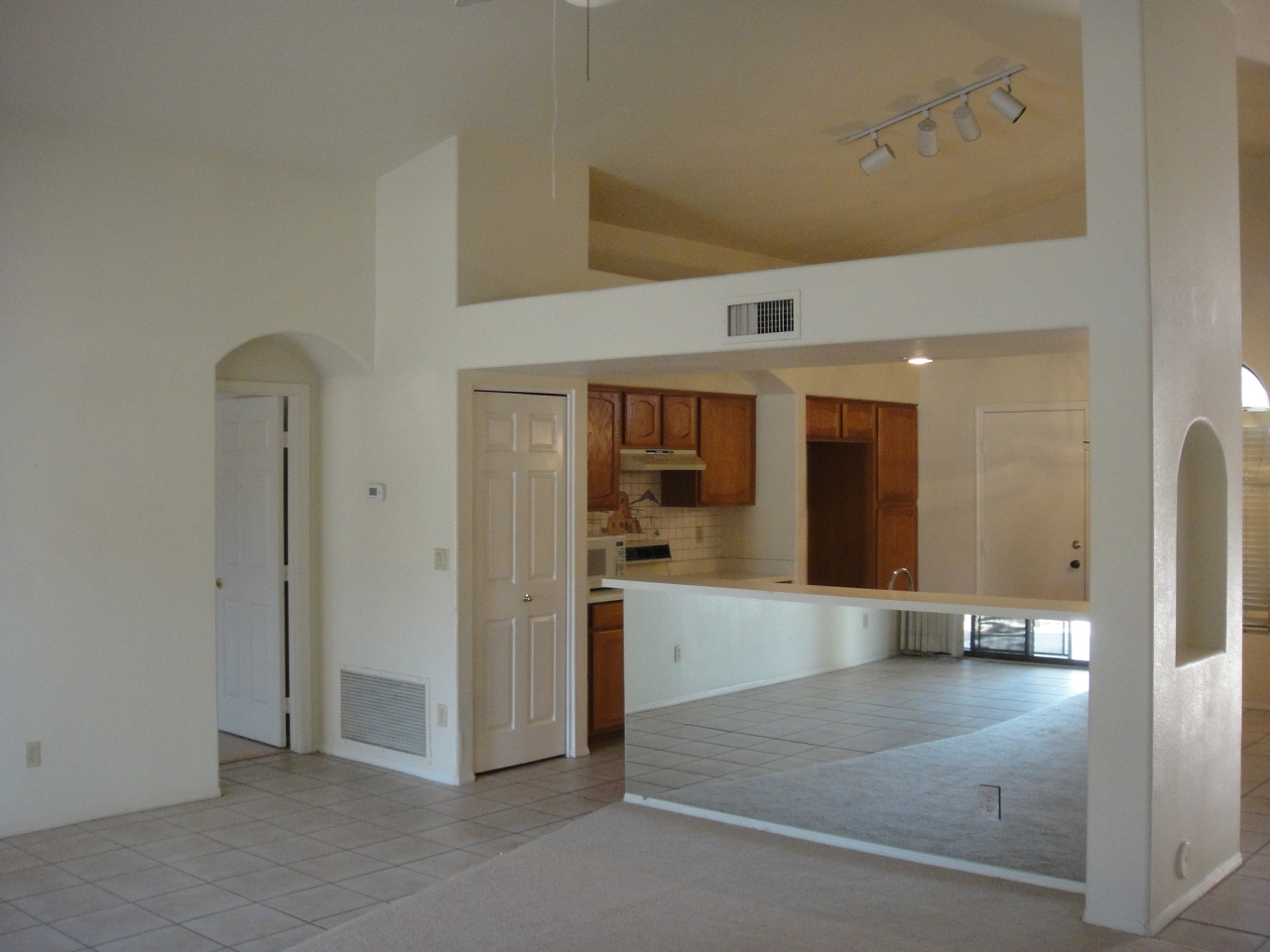 14835 South 26th Way Phoenix, AZ 85048 - Photo 2 of 14 Kitchen/Dining
