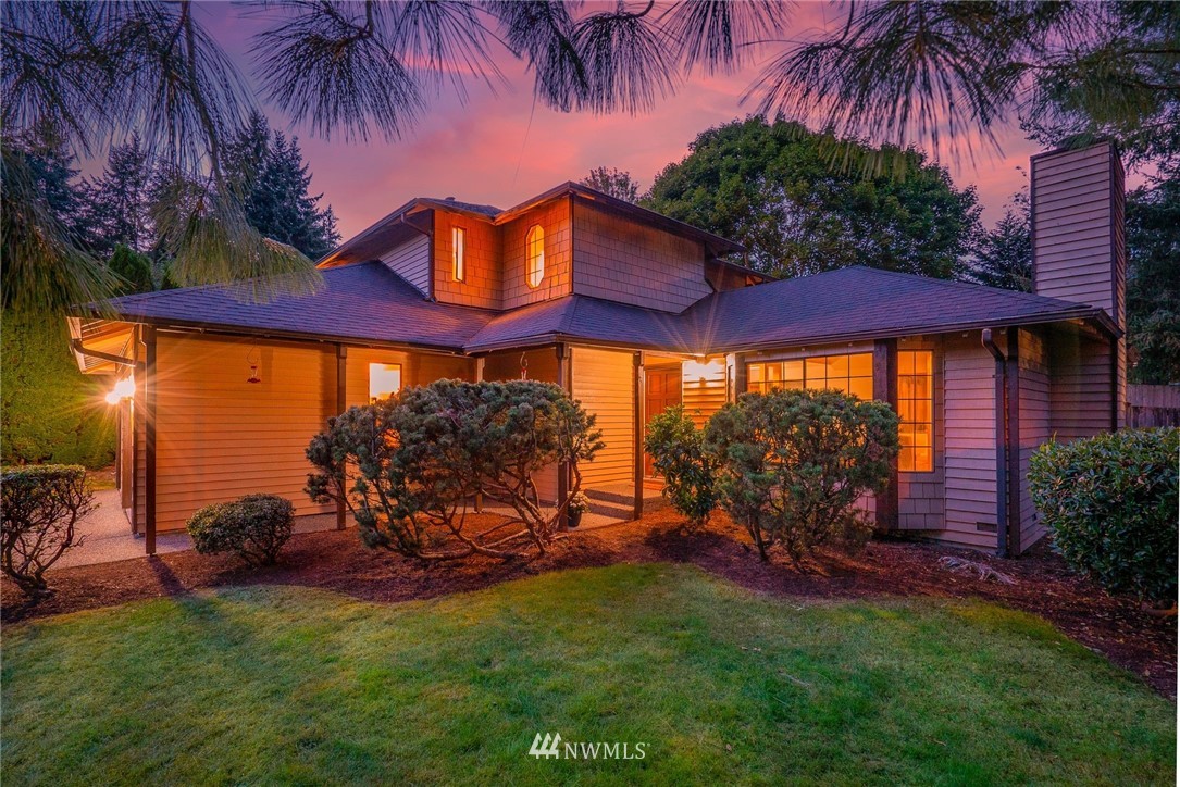 13024 Northeast 184th Place Bothell, WA 98011 - Photo 26 of 27 a view of a backyard with table and chairs under an umbrella