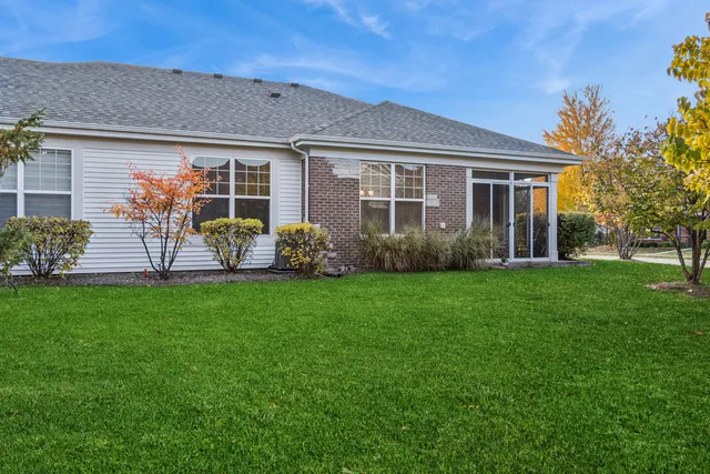 $440,000 | 2819 Normandy Circle, Naperville, IL 60564