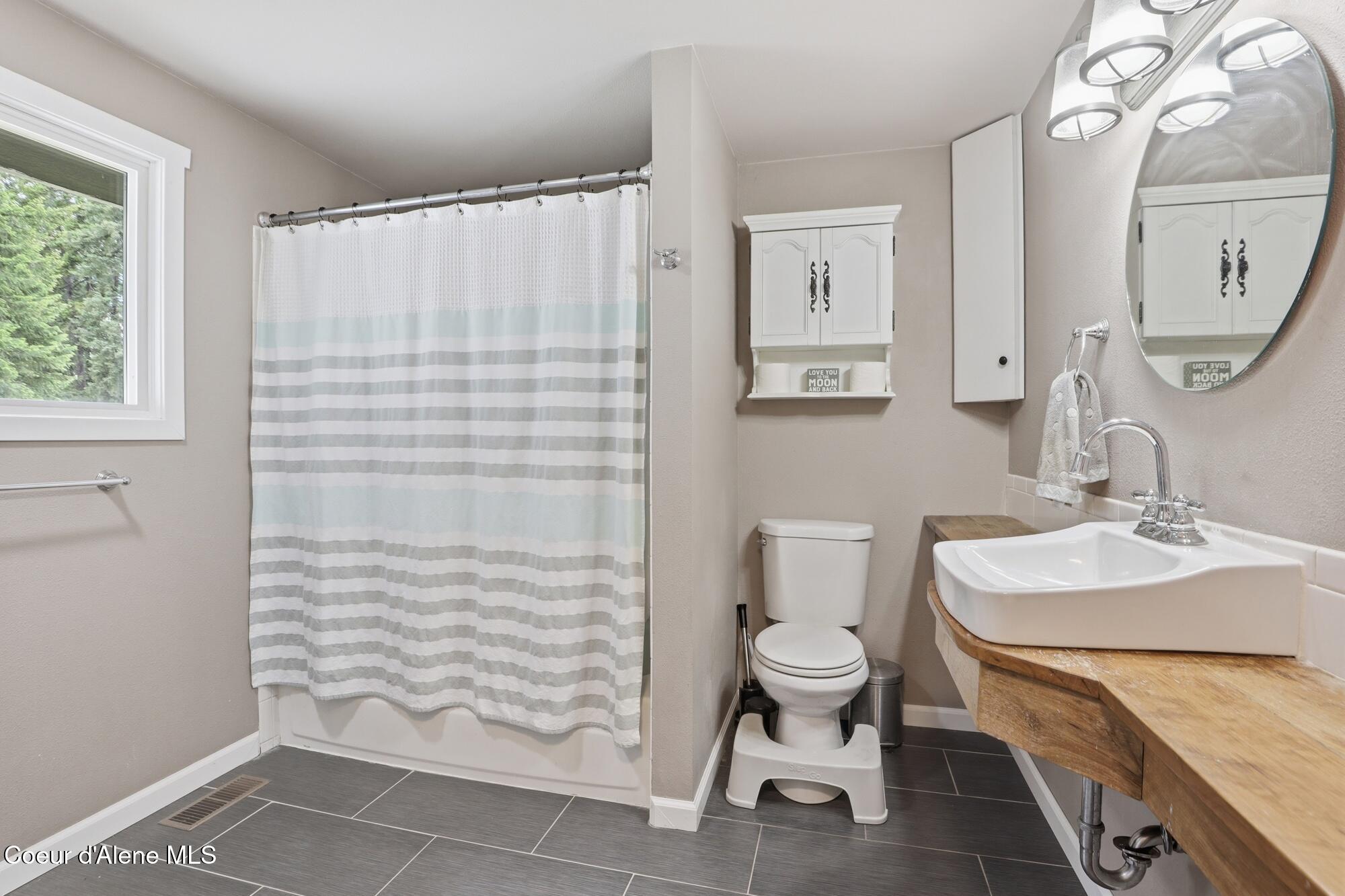 15720 North Ridgeway Drive Hayden, ID 83835 - Photo 23 of 40 Upstairs Bathroom