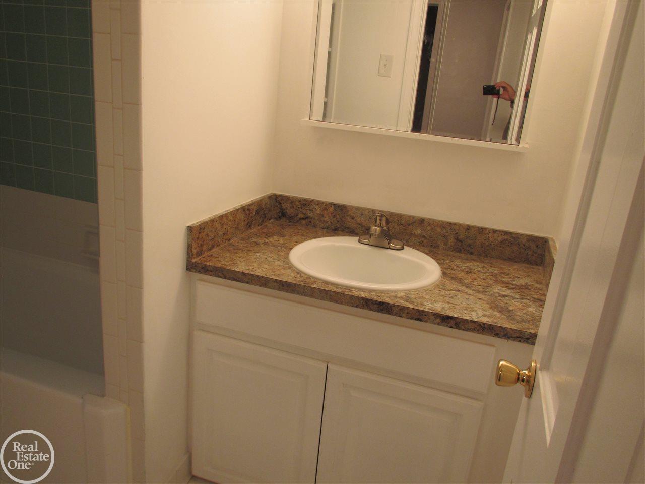 1323 Hampton Road Grosse Pointe Woods, MI 48236 - Photo 20 of 40