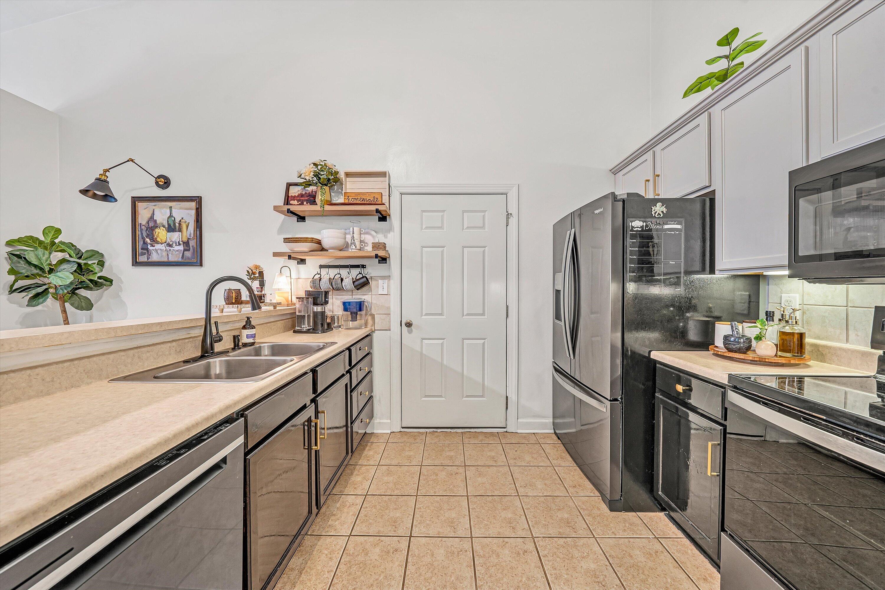 5424 Quail Ridge Court Roanoke, VA 24018 - Photo 15 of 41 a kitchen with stainless steel appliances granite countertop a sink stove and refrigerator