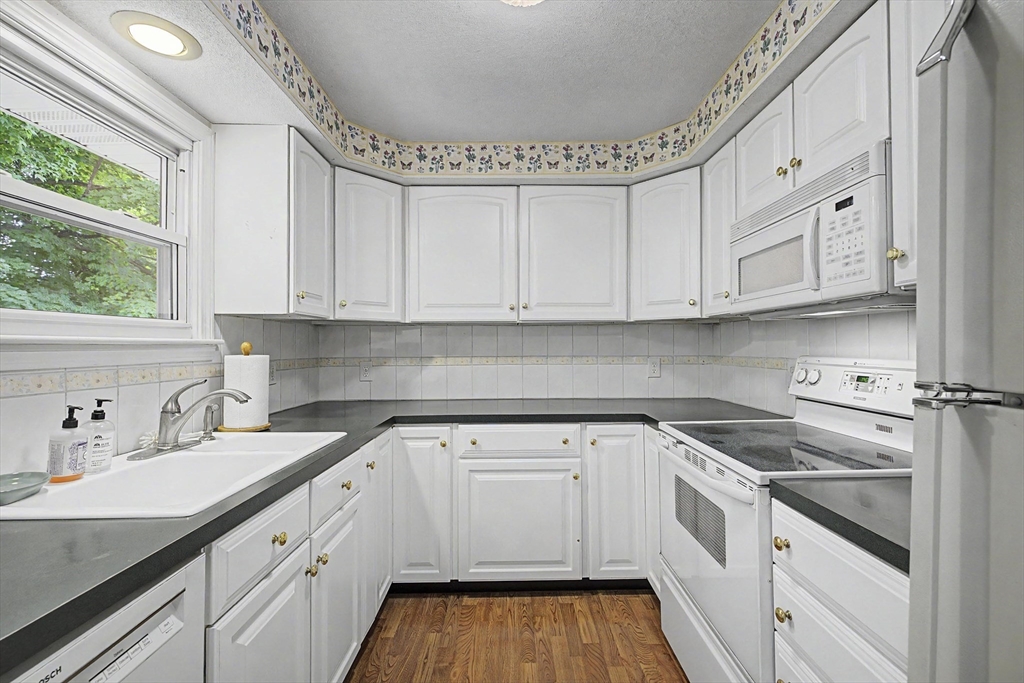 54 Portland Street Holyoke, MA 01040 - Photo 6 of 23