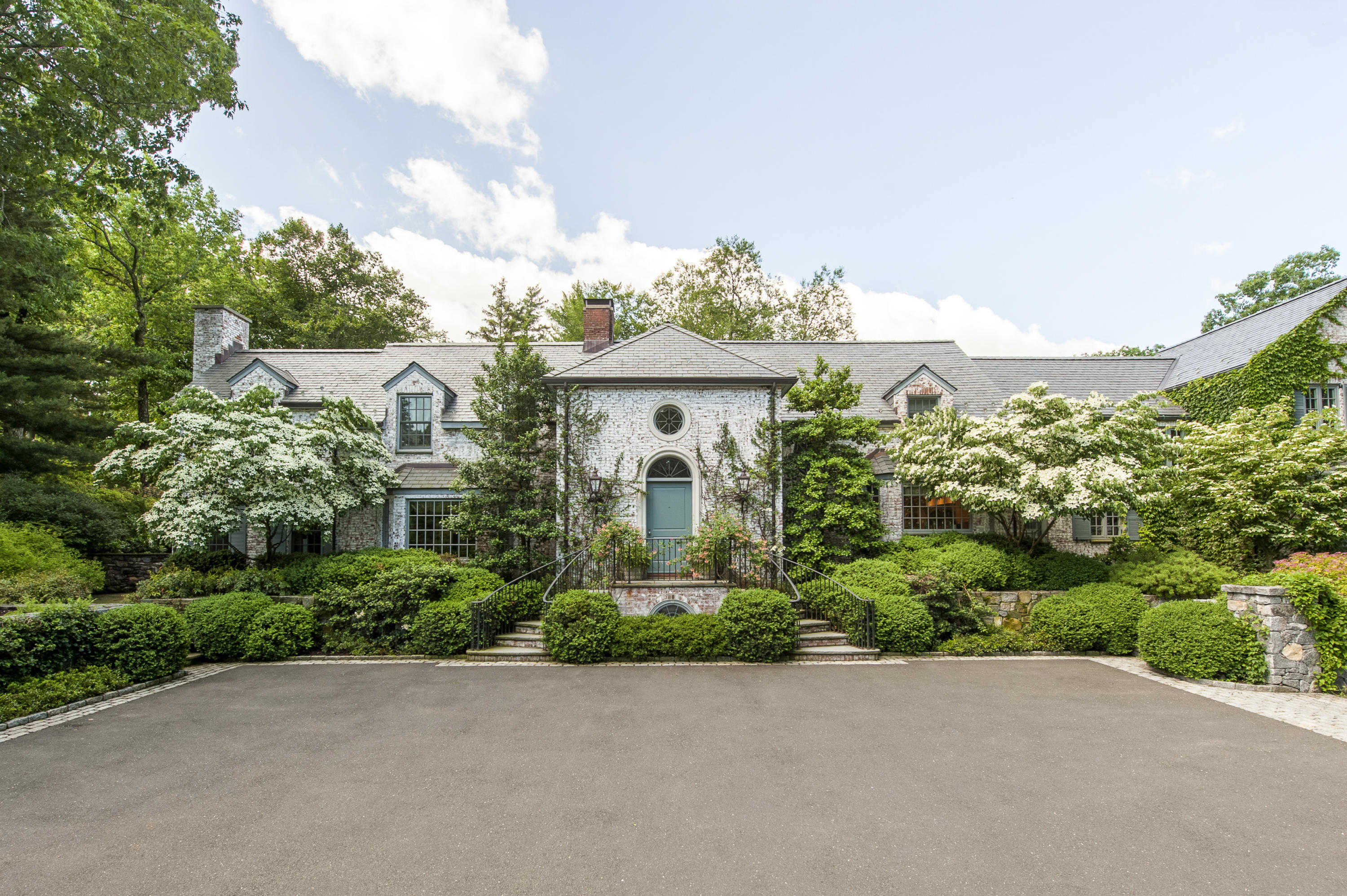 29 Sunswyck Road Darien, CT 06820 - Photo 2 of 59 a front view of a house with garden
