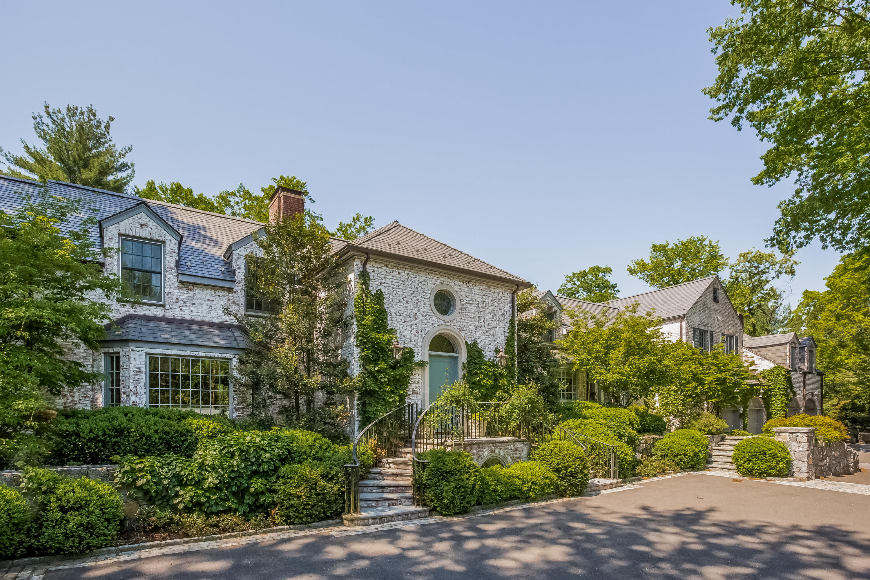 29 Sunswyck Road Darien, CT 06820 - Photo 3 of 59 a front view of a house with garden