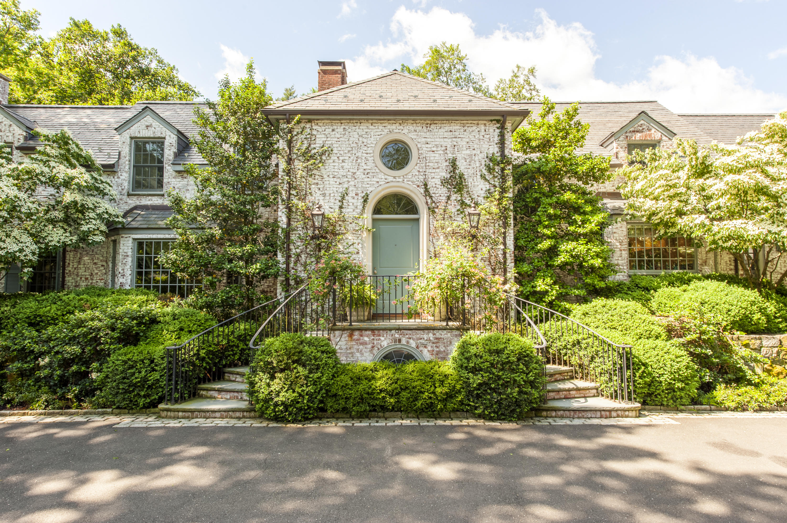 29 Sunswyck Road Darien, CT 06820 - Photo 5 of 59 a front view of a house with a yard