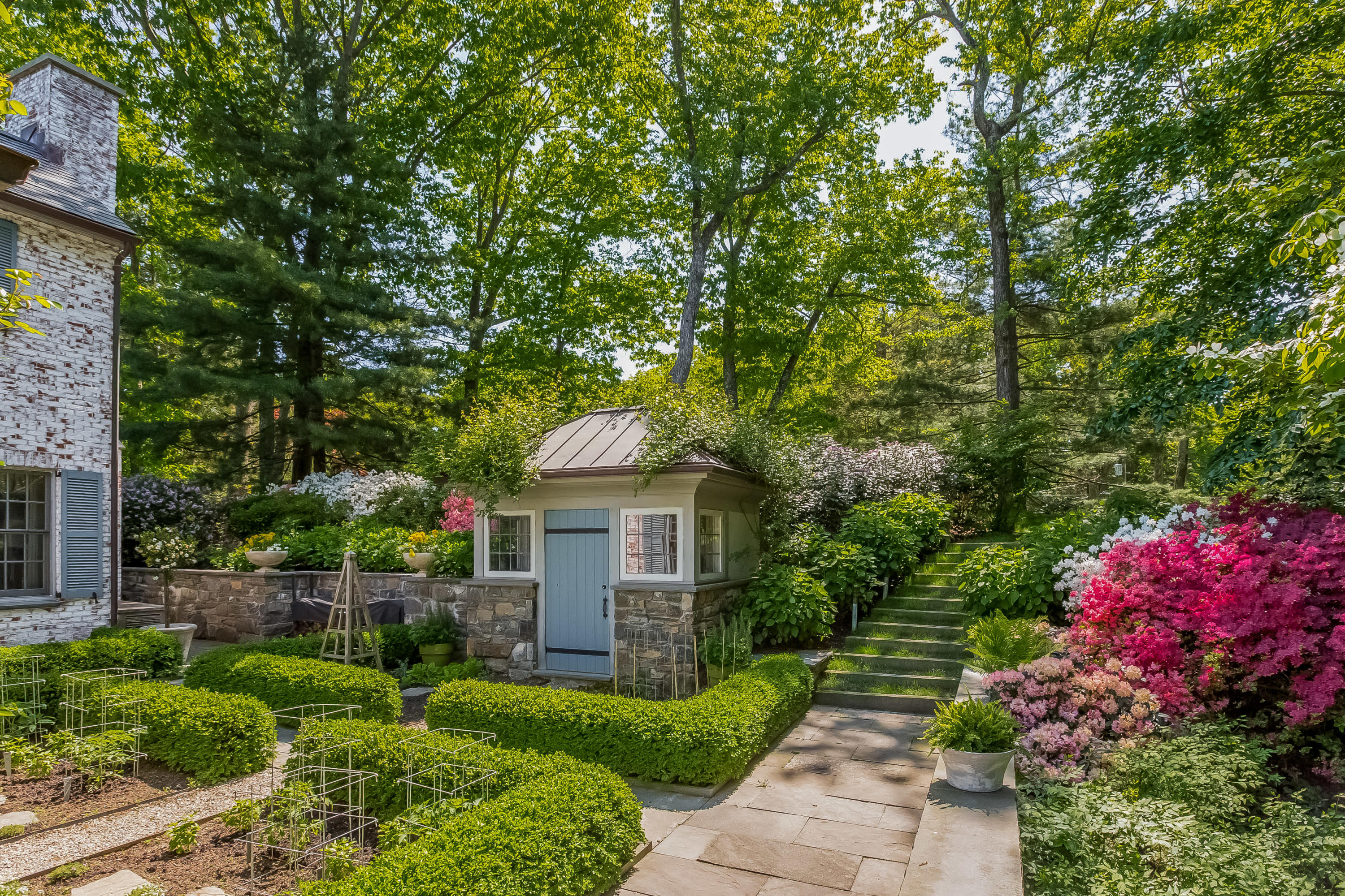 29 Sunswyck Road Darien, CT 06820 - Photo 47 of 59 a front view of a house with a garden