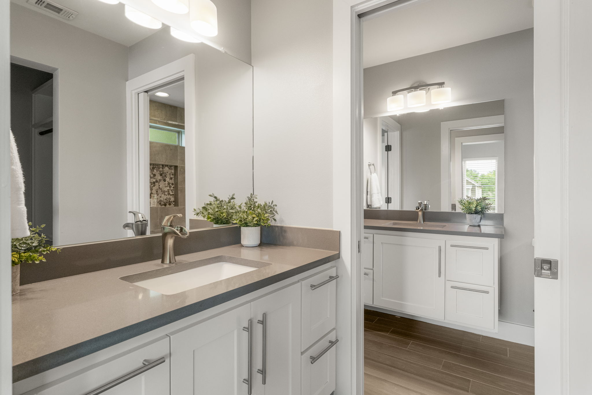 5204 Samuel Huston Avenue, Unit A Austin, TX 78721 - Photo 29 of 38 Full bathroom upstairs