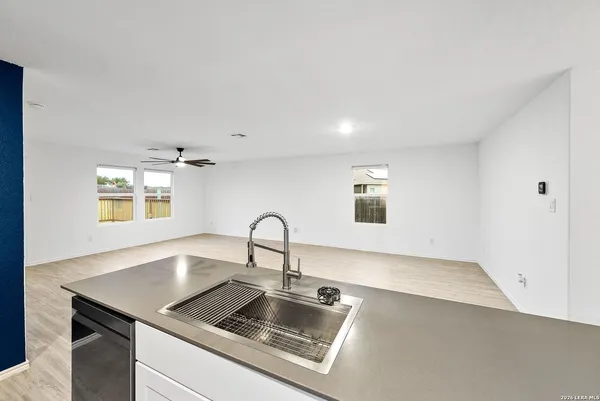 $1,995 | 401 Alta Vista Terrace, Seguin, TX 78155