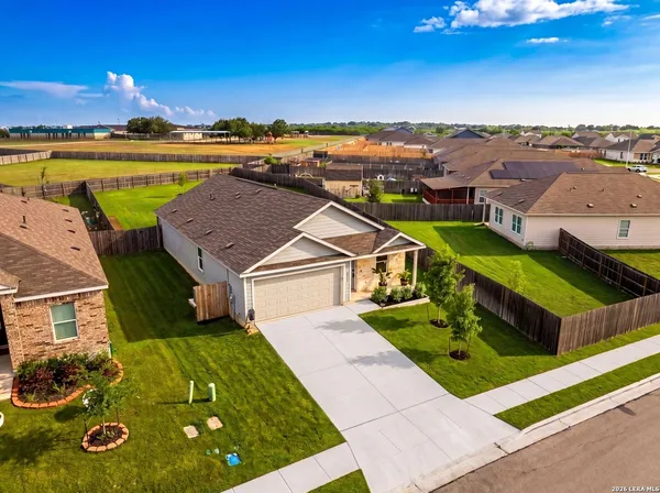 $1,995 | 401 Alta Vista Terrace, Seguin, TX 78155