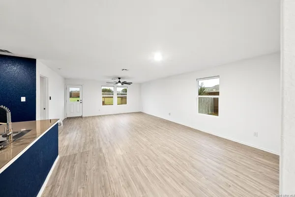 $1,995 | 401 Alta Vista Terrace, Seguin, TX 78155