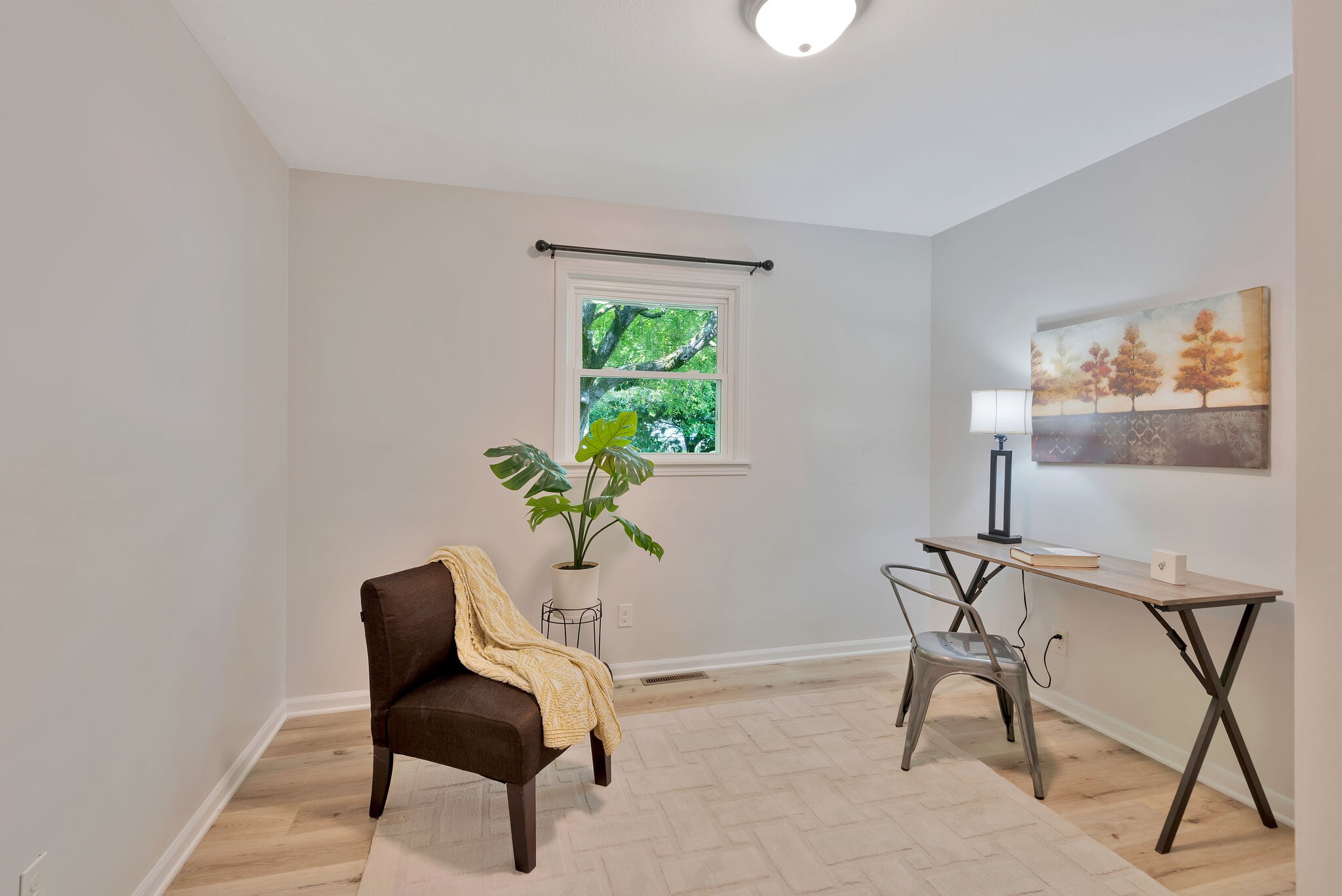 212 Pump Hill Road Dickson, TN 37055 - Photo 18 of 27 a living room with furniture and a potted plant