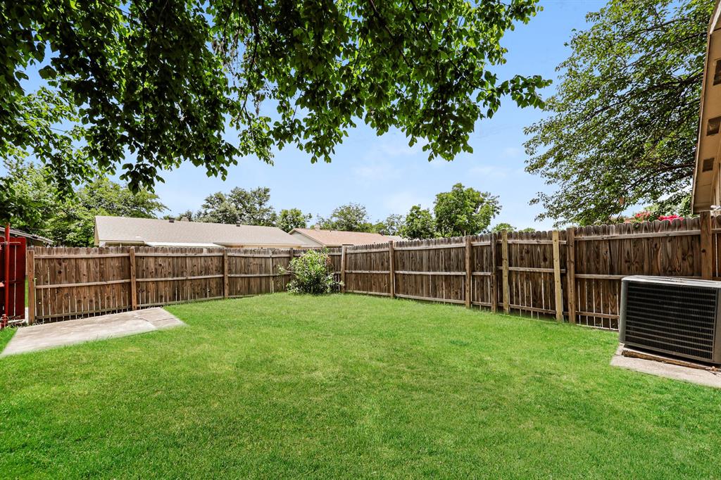 218 Long Shadow Lane Mesquite, TX 75149 - Photo 14 of 15 a backyard of a house