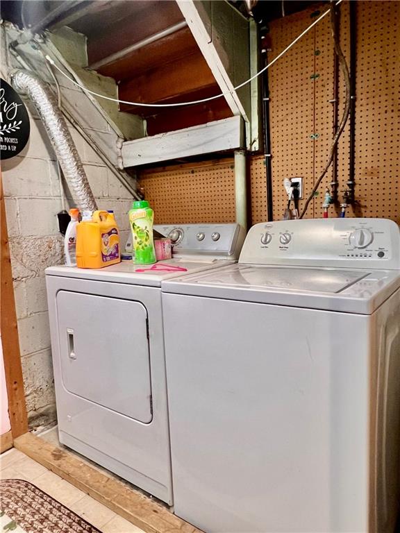 929 Mt Jackson Road New Castle, PA 16102 - Photo 19 of 21 a utility room with dryer and washer