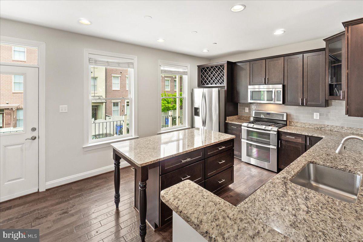 6 Maxwell Square Frederick, MD 21701 - Photo 15 of 46 Gourmet Kitchen w/ Granite countertops, stainless.