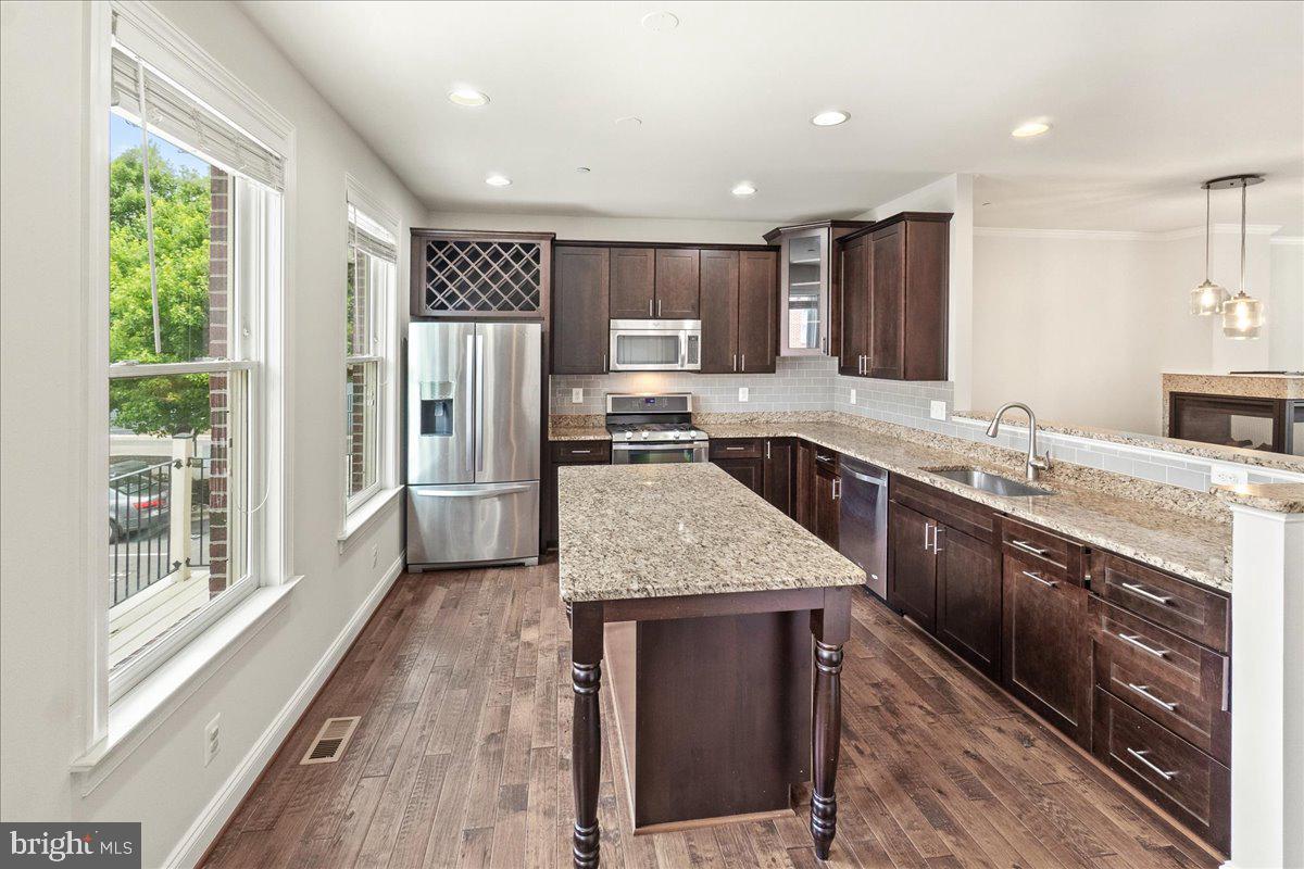 6 Maxwell Square Frederick, MD 21701 - Photo 16 of 46 ...stainless appliances, & access 2 outdoor space