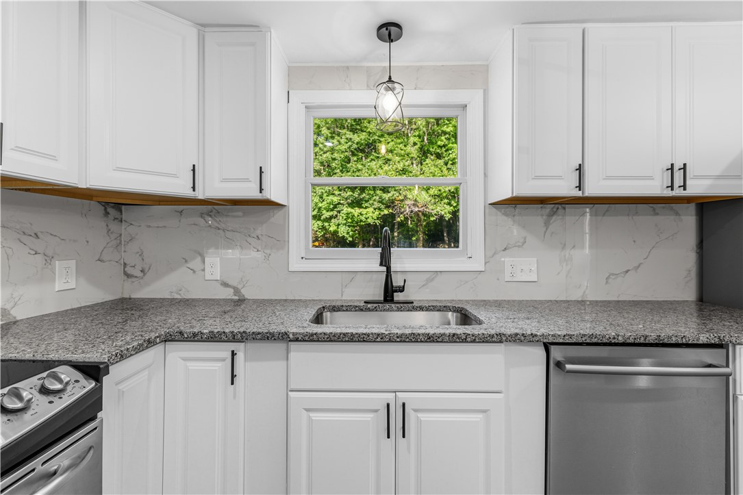 380 Brayton Road Tiverton, RI 02878 - Photo 11 of 36