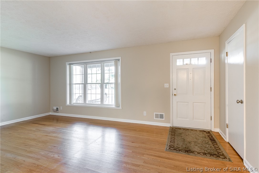 408 Hemlock Road Jeffersonville, IN 47130 - Photo 6 of 26 Gallery Image 6