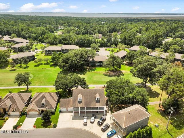 $225,500 | 204 Fairway Villas, Diamondhead, MS 39525