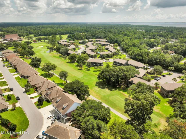 $225,500 | 204 Fairway Villas, Diamondhead, MS 39525