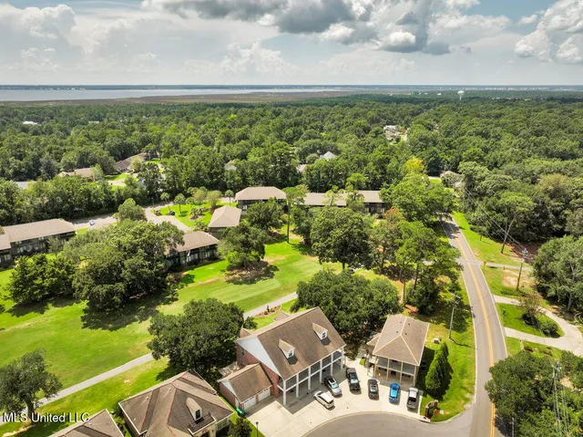 $225,500 | 204 Fairway Villas, Diamondhead, MS 39525