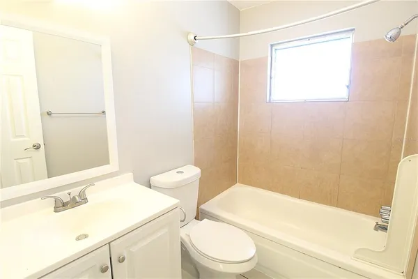$1,200 | 3001 Bee Ridge Road, Unit 217, Sarasota, FL 34239