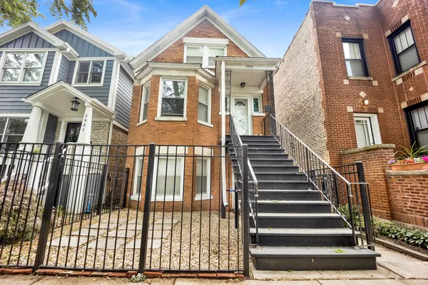 $1,795 | 2919 North Seeley Avenue, Unit CH2, Chicago, IL 60618