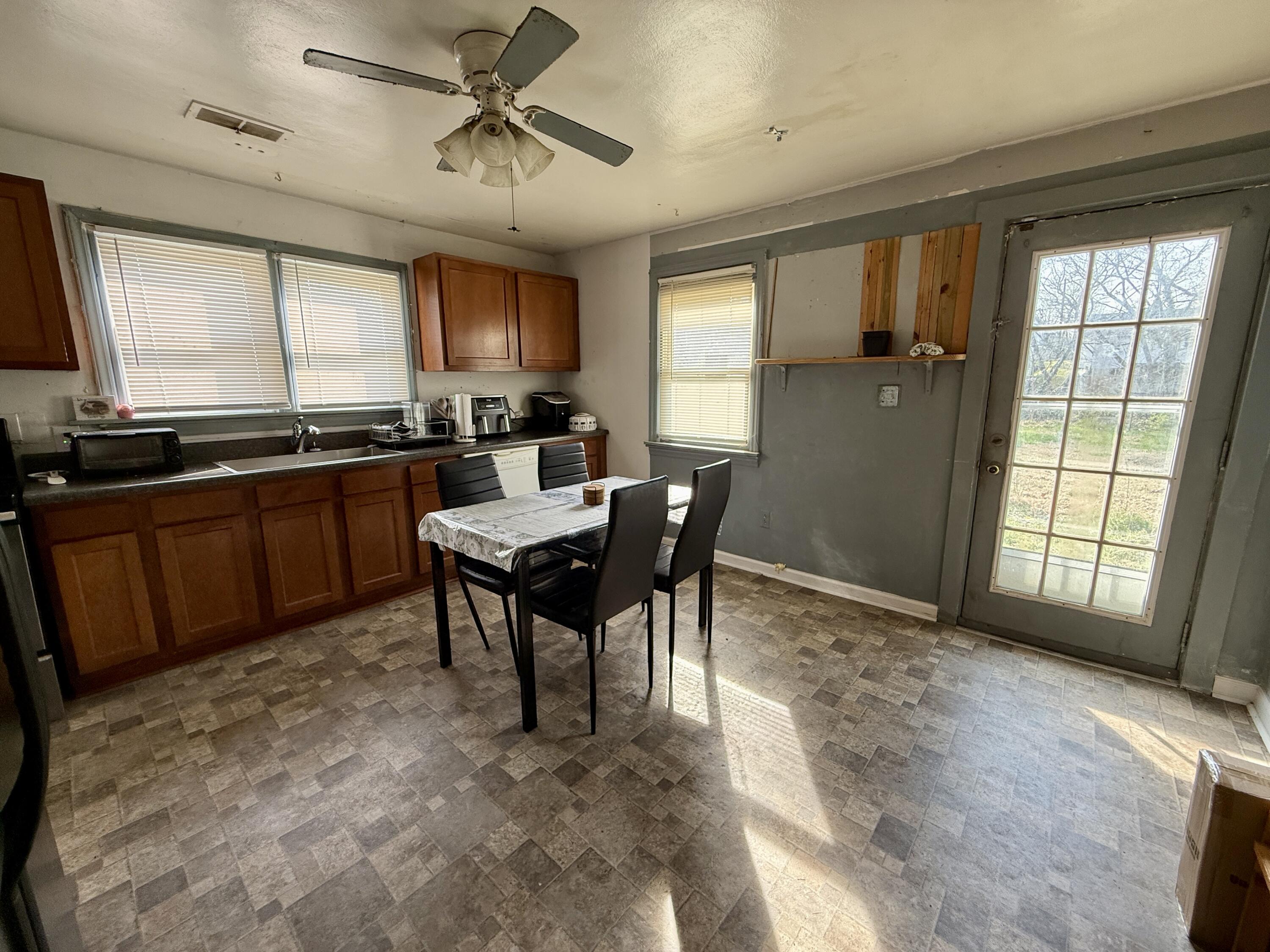 421 7th Street Vinton, VA 24179 - Photo 3 of 14 IMG_5115