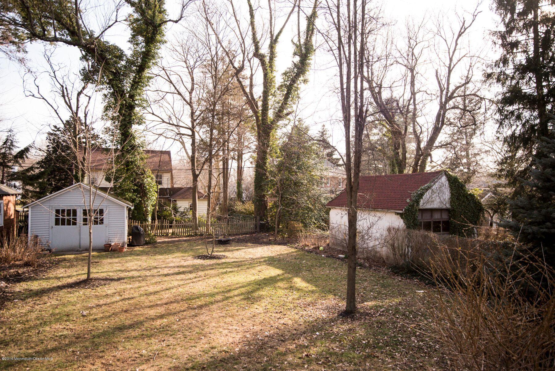 89 Pinckney Road Red Bank, NJ 07701 - Photo 25 of 26 a backyard of a house with lots of green space