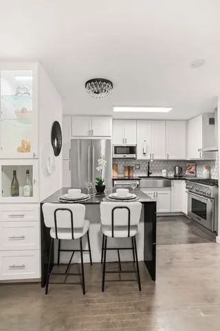 $965,000 | 225 East 86th Street, Unit 204 | Upper East Side