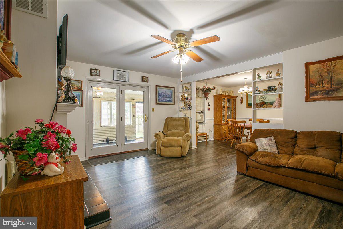 3 Winding Way Lititz, PA 17543 - Photo 4 of 34 a living room with furniture and a large window