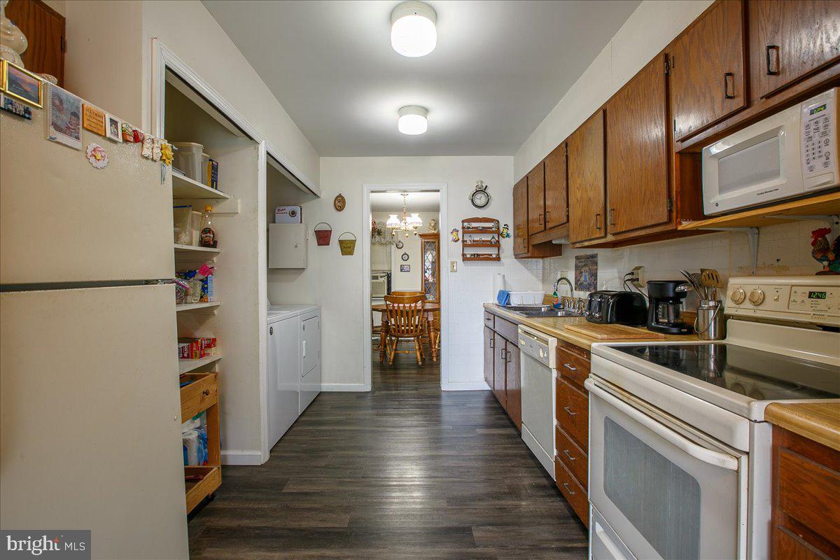 3 Winding Way Lititz, PA 17543 - Photo 10 of 34 a kitchen with stainless steel appliances granite countertop a refrigerator and a stove top oven