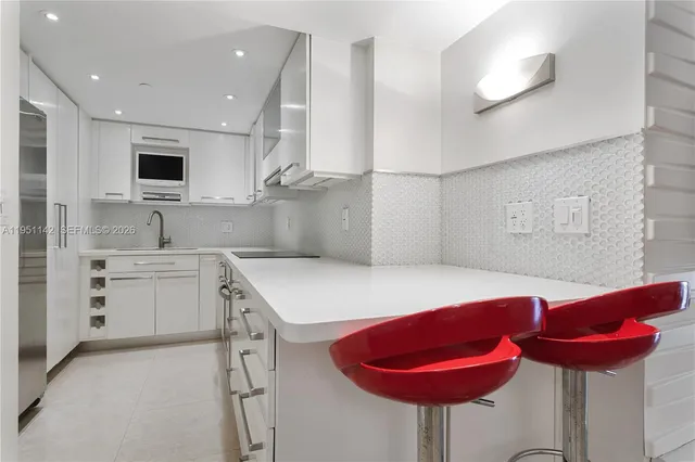 $4,800 | 2401 Collins Avenue, Unit 1110, Miami Beach, FL 33140