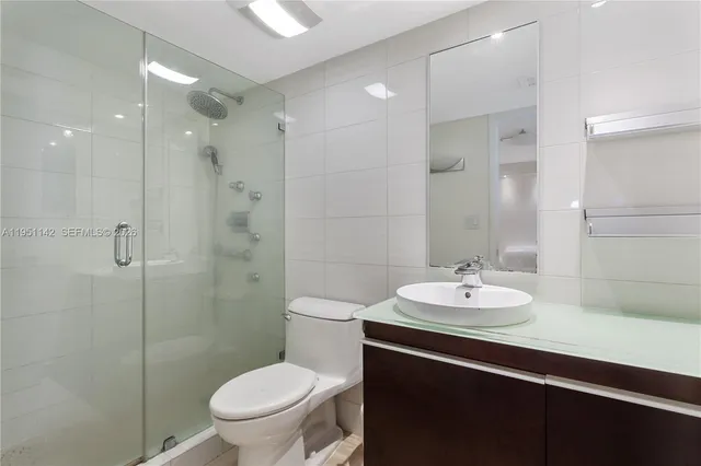 $4,800 | 2401 Collins Avenue, Unit 1110, Miami Beach, FL 33140