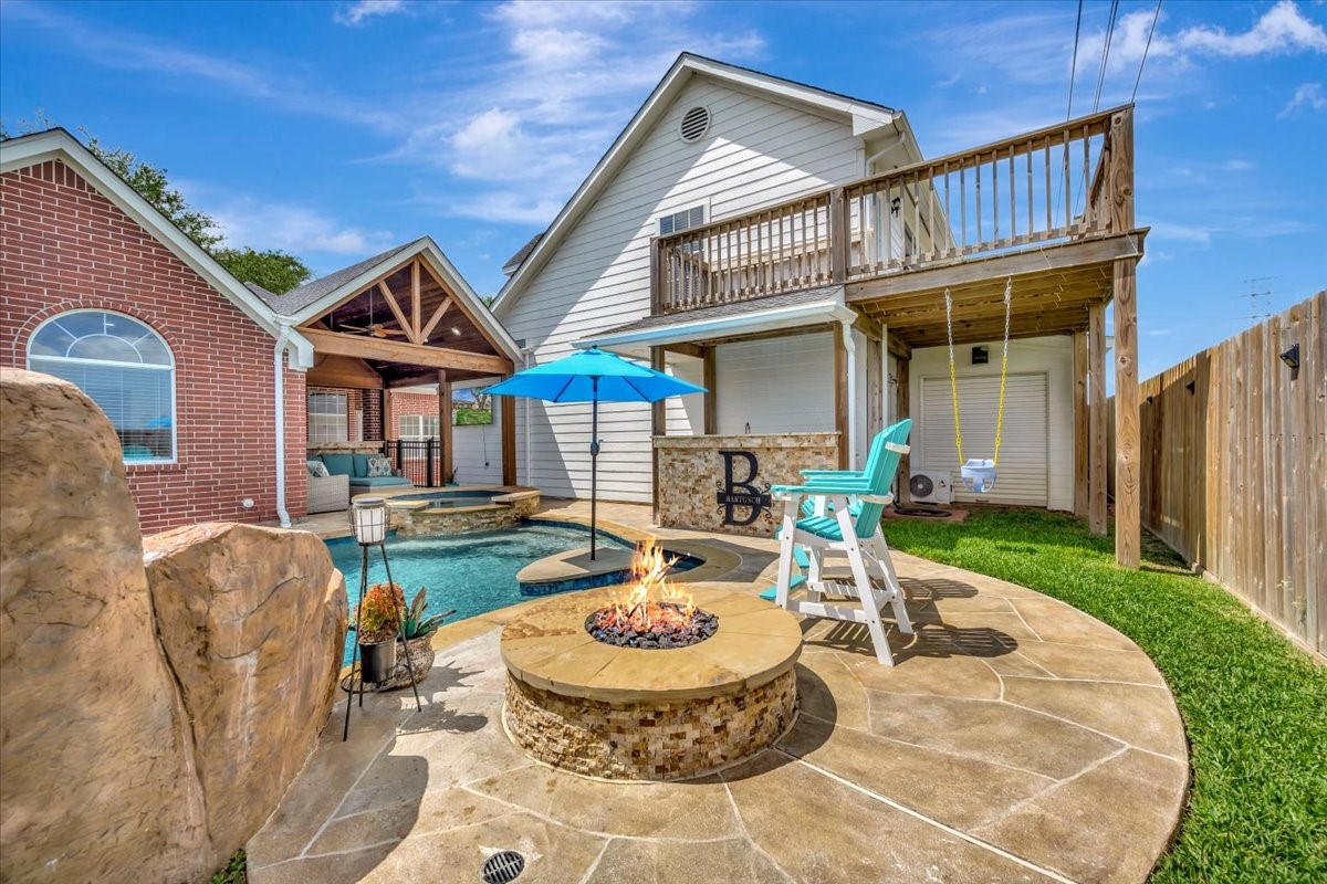 306 Sunset Ridge Drive League City, TX 77573 - Photo 31 of 50 a view of a house with backyard porch and furniture
