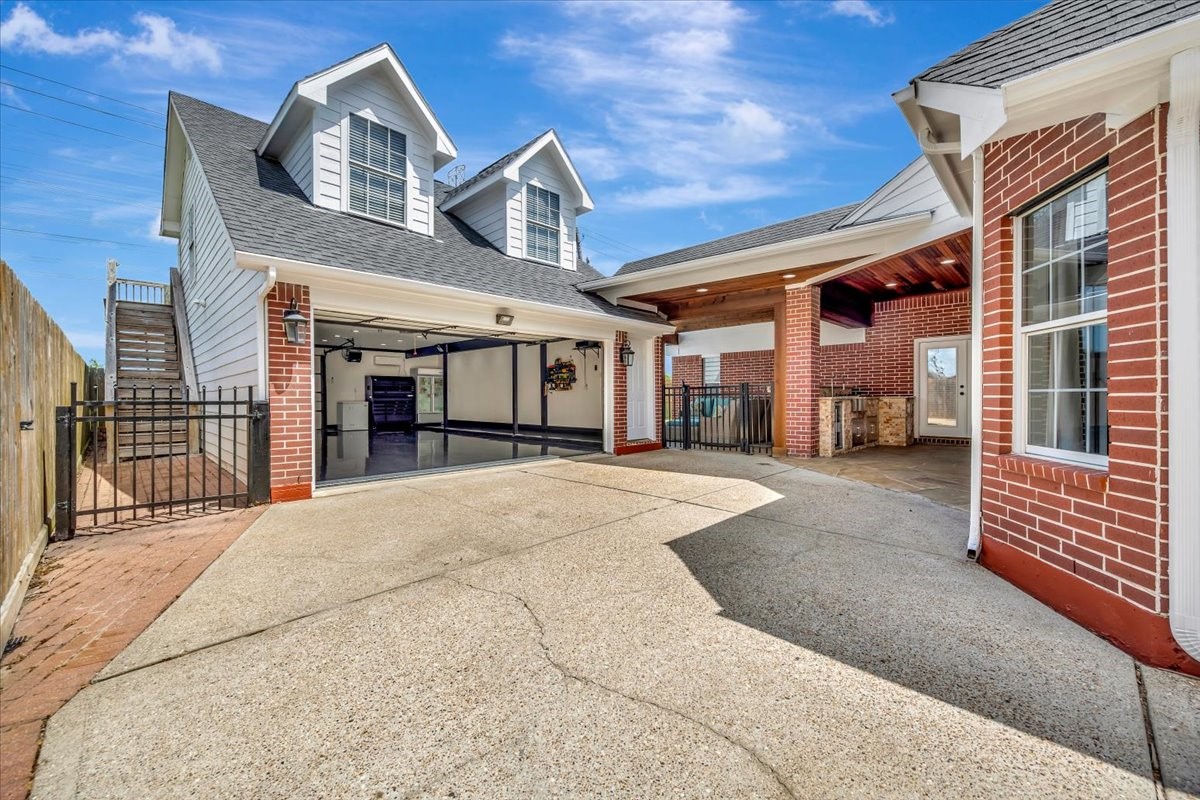 306 Sunset Ridge Drive League City, TX 77573 - Photo 42 of 50 a front view of a house with a garage