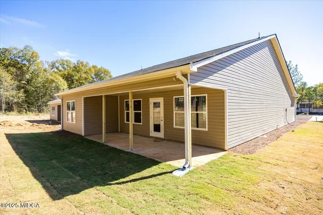 a view of a house with a backyard