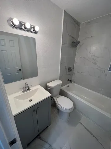 $2,200 | 919 Northwest 102nd Street, Unit B, Miami, FL 33150