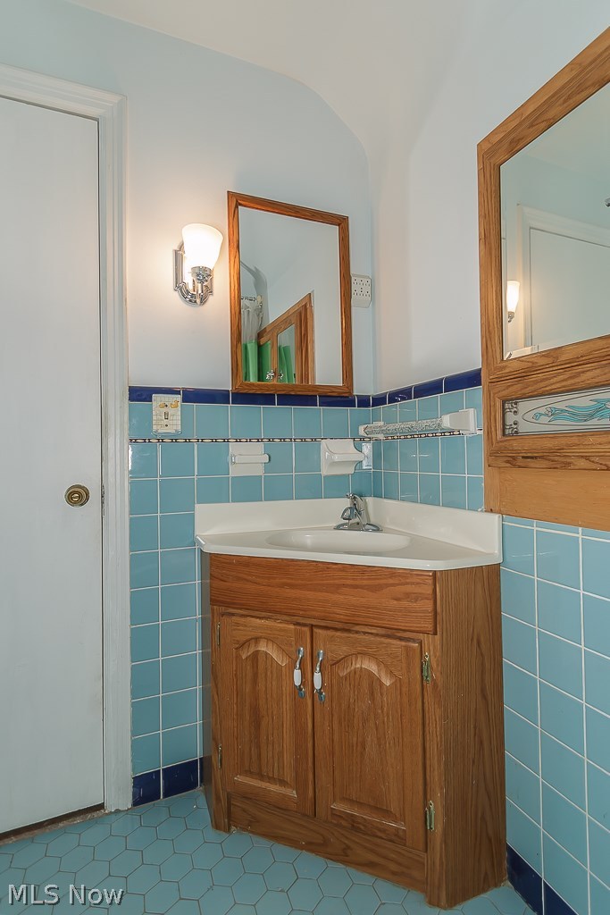 1271 Avondale Road Cleveland, OH 44121 - Photo 13 of 35 Full bath sink with 2 medicine cabinets